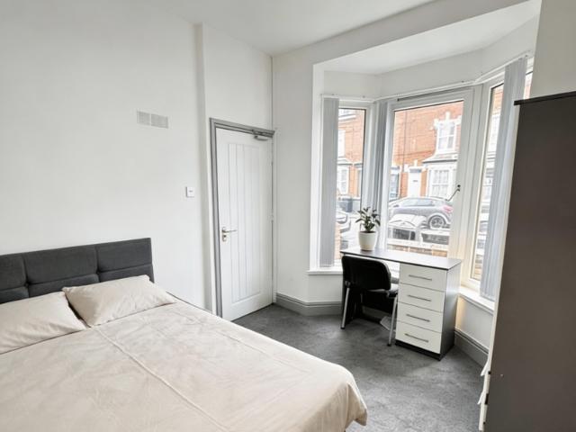 8 bedroom terraced house to rent
