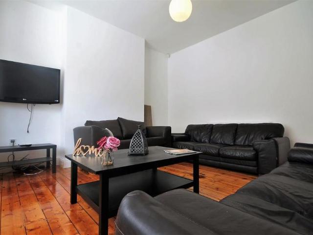 8 bedroom terraced house to rent