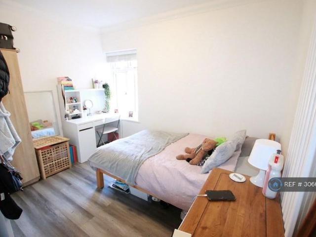 8 bedroom terraced house to rent