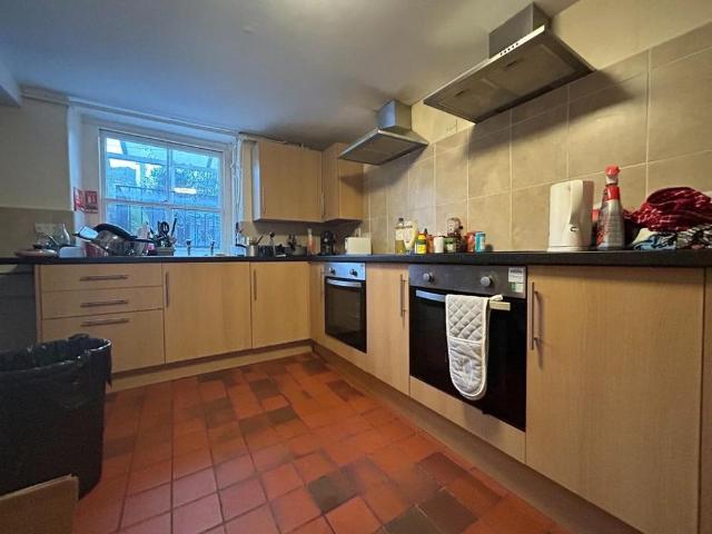 8 bedroom terraced house to rent