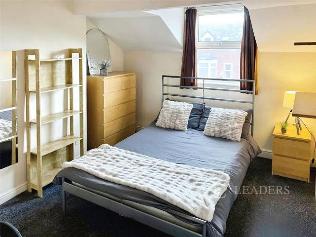 8 bedroom terraced house to rent