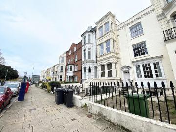 8 bedroom terraced house to rent