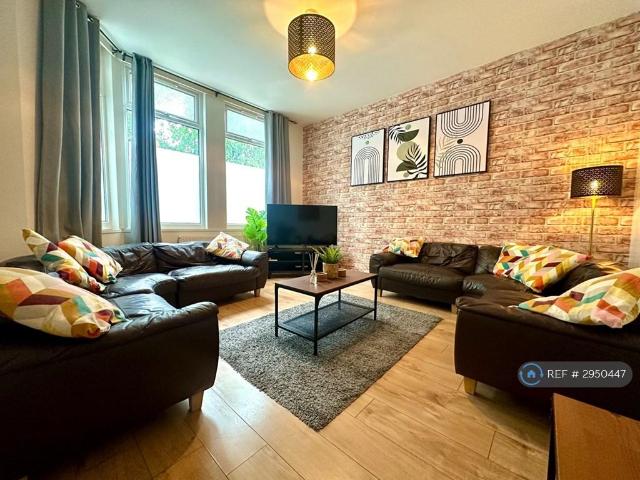 8 bedroom terraced house to rent
