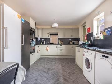 8 bedroom terraced house to rent