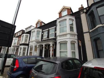 8 bedroom terraced house to rent