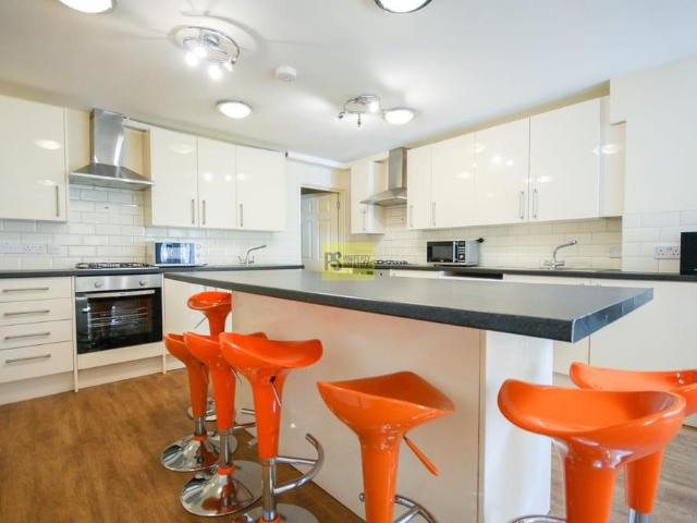 8 bedroom terraced house to rent