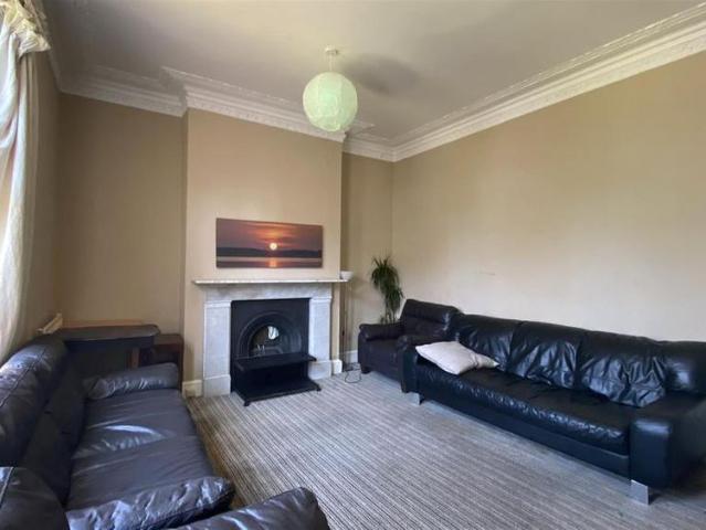 8 bedroom terraced house to rent