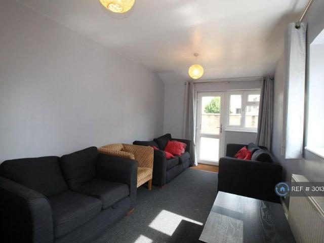 8 bedroom terraced house to rent