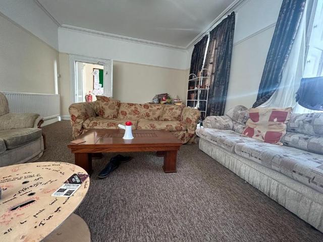 8 bedroom terraced house to rent