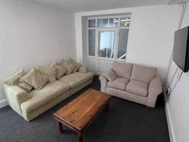 8 bedroom terraced house to rent