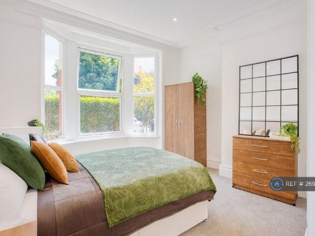 8 bedroom terraced house to rent
