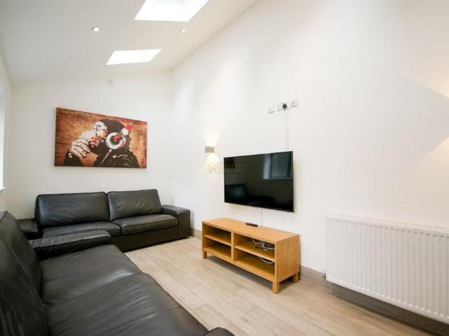 8 bedroom terraced house to rent