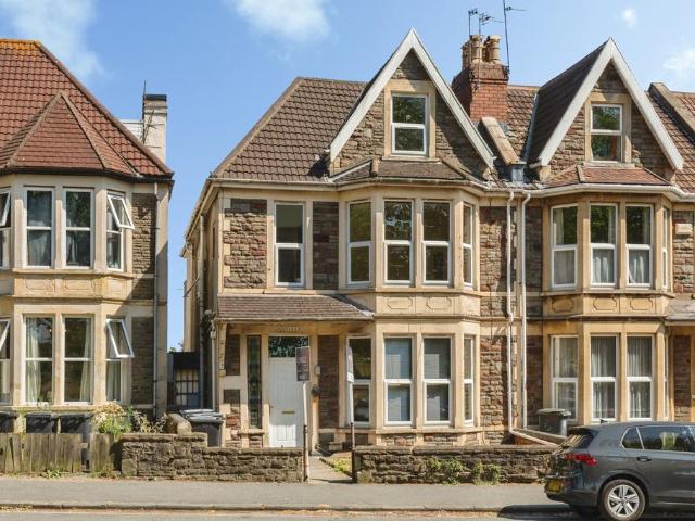 8 bedroom terraced house to rent