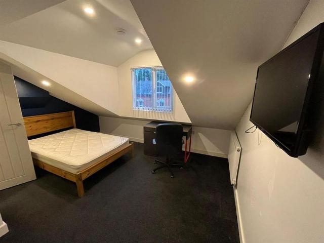 8 bedroom terraced house to rent