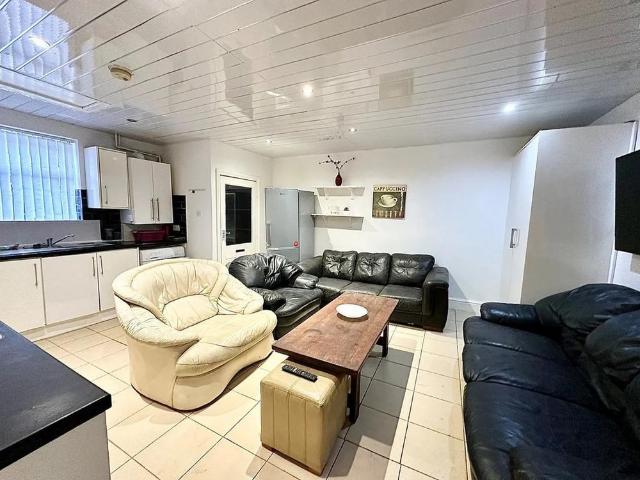 8 bedroom terraced house to rent