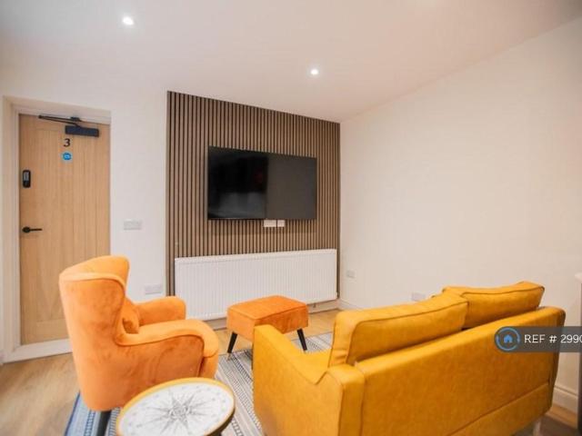 8 bedroom terraced house to rent