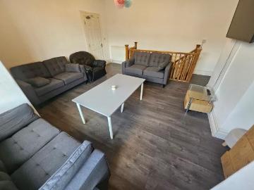 8 bedroom terraced house to rent