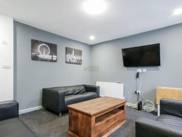 8 bedroom end of terrace house to rent