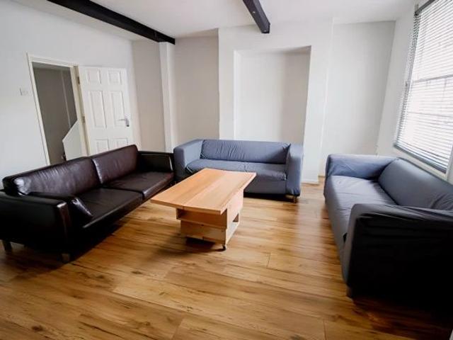 8 bedrooms 2 bathrooms