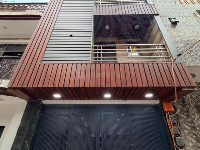 8 BHK Independent House in Dwarka Mor for resale New Delhi. The reference number is 21292048