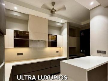 8 BHK Independent House in Model Town for resale New Delhi. The reference number is 19031538