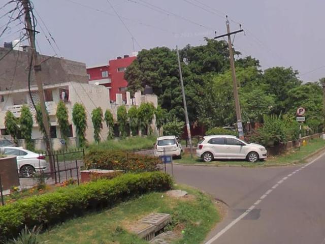 8 BHK Independent House in Sector 38 for resale Chandigarh. The reference number is 19173344