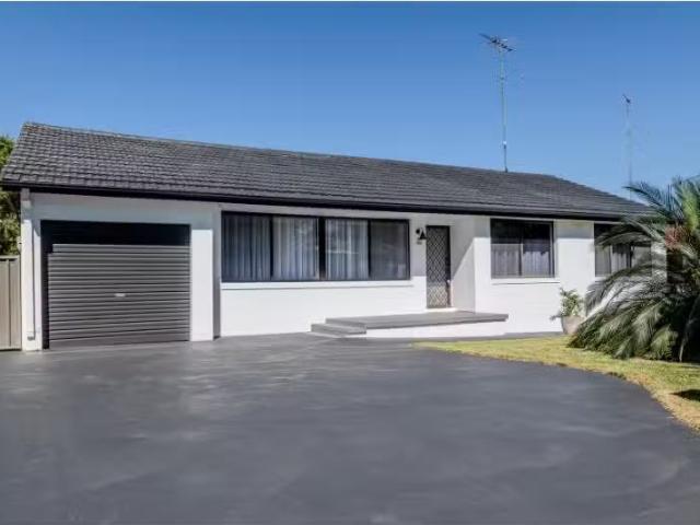 8 Bowes Avenue, South Penrith House for rent Listed by Naomi.