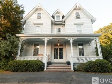 8 BR, 3 BA Apartment 32 Lake Ave, Hillburn, NY 10931