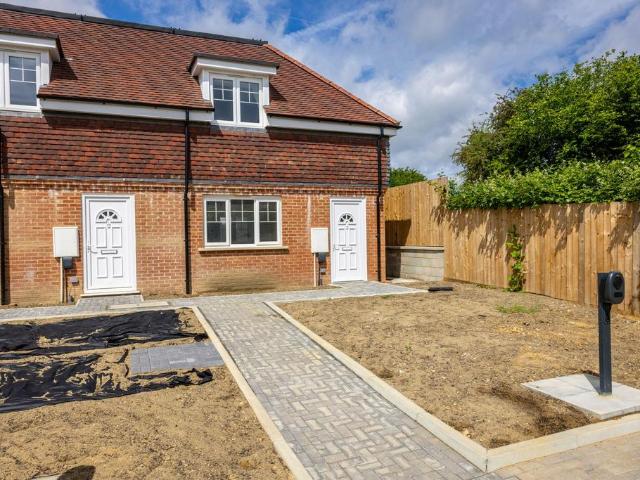 8 Brighton Road, Hooley, CR5 2 bed apartment to rent £2,000 pcm £462 pw