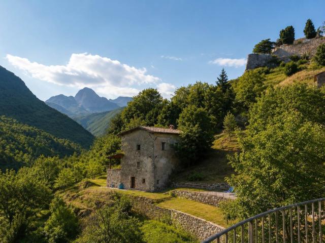 8 Camere Cascina / Fattoria Toscana in Vendita A1190. 450m² Molazzana