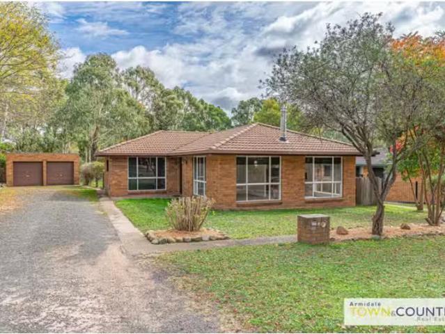 8 Centura Crescent, ARMIDALE House for rent Listed by Ashley.