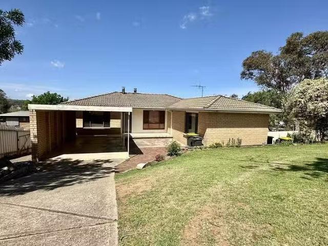 8 Charles Crescent, Young, NSW 2594