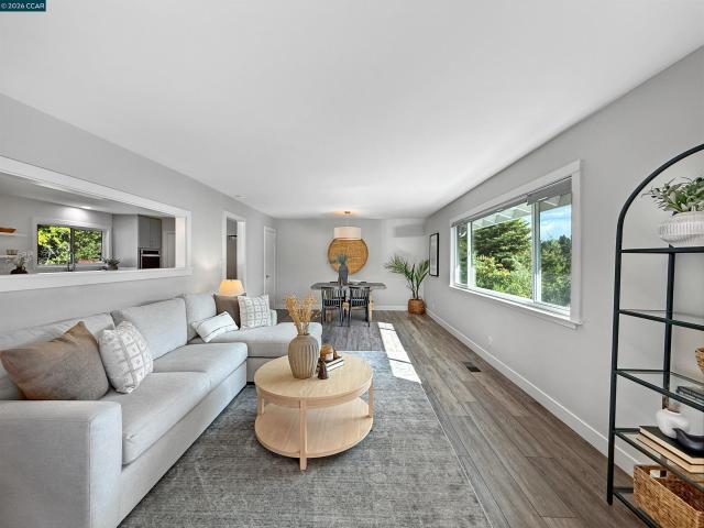 8 Cherry Hills Ct