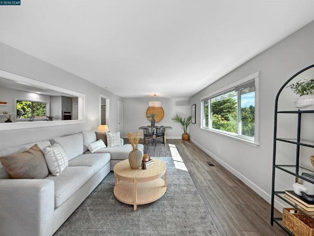 8 Cherry Hills Ct