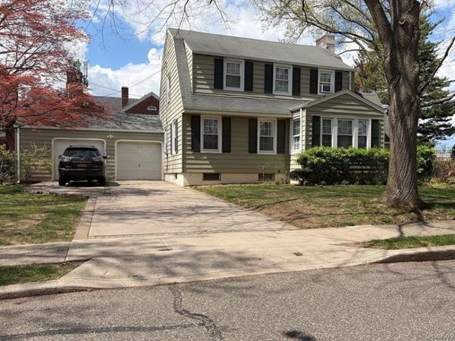 8 Chester Ave, Garden City, NY 11530