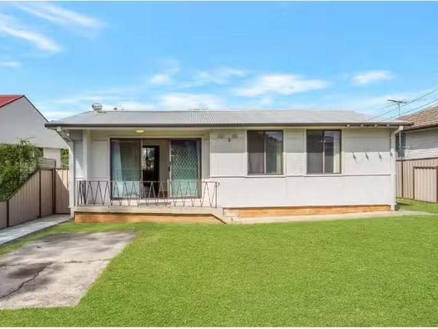 8 Clingan Avenue, Lurnea House for rent Listed by Oneagency R.