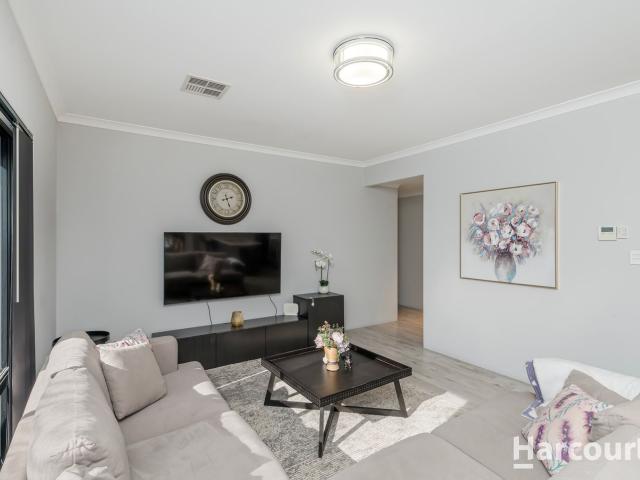 8 Corvina Way, WOODVALE, WA 6026