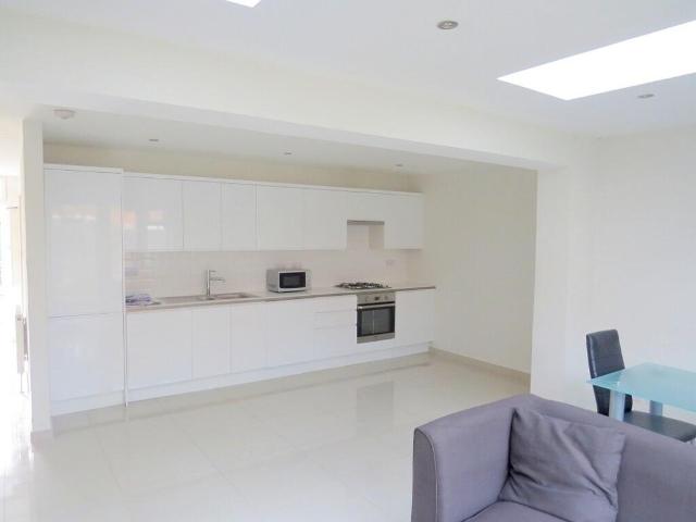 8 DEESIDE SW17 4 bed terraced house to rent £4,500 pcm £1,038 pw
