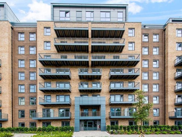 8 East Drive, London NW9 3 bed flat to rent £3,000 pcm £692 pw