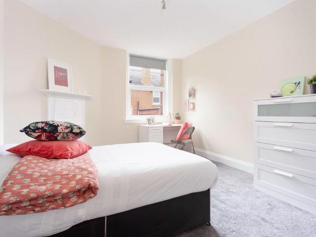 8 Estcourt Avenue, Headingley, Leeds. 1 bed in a house share to rent £594 pcm £137 pw