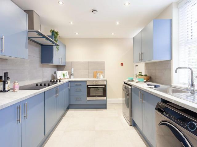 8 Estcourt Avenue, Headingley, Leeds. 1 bed in a house share to rent £594 pcm £137 pw