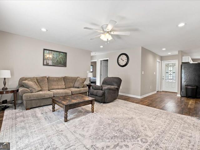 8 Fernwood Way NE