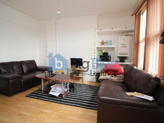 8 Graham Avenue, Burley, Leeds LS4 3 bed terraced house to rent £1,430 pcm £330 pw