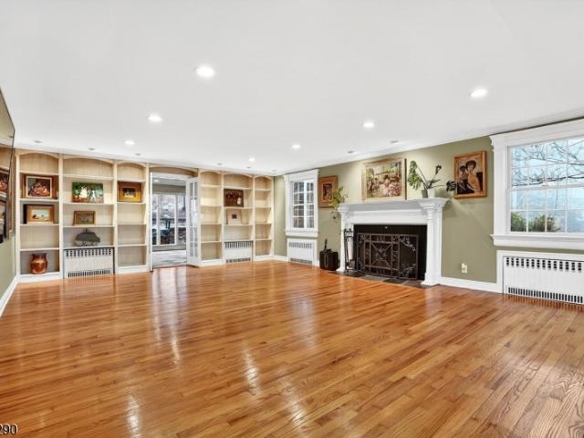 8 Hemlock Ln
