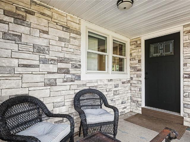8 Hillview Drive