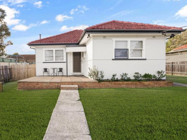 8 Hosking Crescent, GLENFIELD, NSW 2167