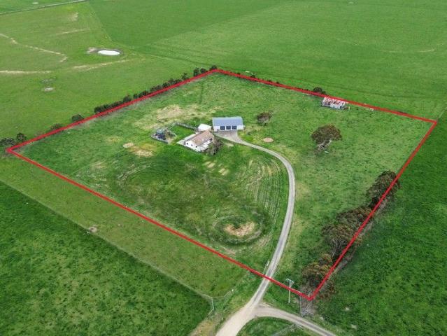 8 Lush Acres Charming Family Home + Big Shed Bliss! What a combination and less than 4 minutes or 3 k's to town