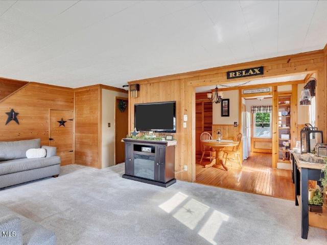 8 Lakeview Avenue