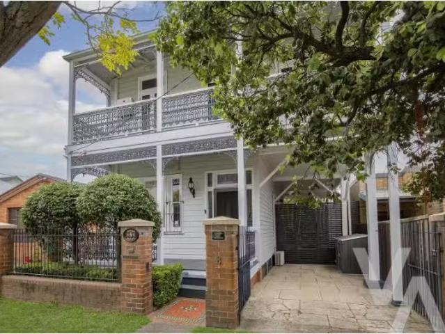 8 Lawson Street, Hamilton House for rent Listed by Elouise La.