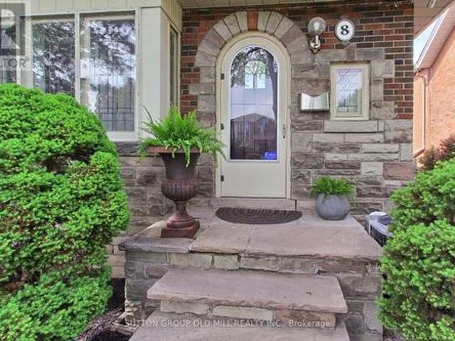 8 Lockheed Boulevard, Toronto, ON, M9P 2H6 house for sale | Listing ID W13816 | Royal LePage
